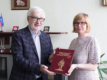 В Мурманской областной научной библиотеке прошла церемония передачи экземпляров второго тома «Книги памяти о ветеранах боевых действий»
