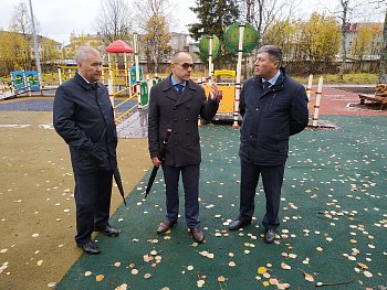 Владимир Мищенко принял участие в мониторинге работ на различных объектах города Ковдора в рамках национального проекта «Жилье и городская среда» и партийного проекта «Городская среда» 