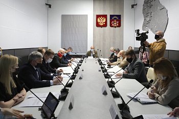 Состоялось заседание комитета областной Думы по экономической политике, энергетике и ЖКХ под председательством Максима Белова