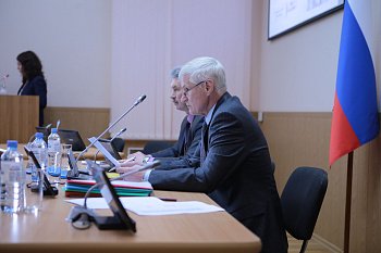 Проект закона, вносящий изменения в закон об областном бюджете на текущий год и последующий двухлетний период, был в центре внимания участников заседания комитета по бюджету, финансам и налогам