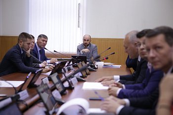   В областной Думе состоялось очередное заседание комитета по экономической политике, энергетике и жилищно-коммунальному хозяйству под председательством Максима Белова