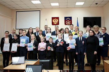 Первый заместитель Председателя Думы Владимир Мищенко наградил победителей и призеров конкурса «Медиа-Арктика»