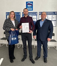 Александр Богович вручил Благодарственное письмо областной Думы оленегорцу Винтерзуту А.А.