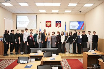 В областной Думе прошел День открытых дверей для школьников из Ковдора
