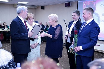 Региональные парламентарии Надежда Максимова и Юрий Шадрин приняли участие в чествовании "золотых пар"