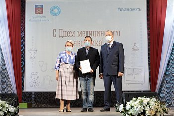Сергей Дубовой и Надежда Максимова поздравили медицинских работников Мурманской области с профессиональным праздником