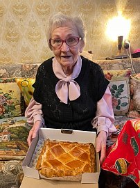 Депутат Мурманской областной Думы Михаил Викторович Белошеев совместно с коллегами из Мурманского исполкома партии «Единая Россия» поздравили жительницу блокадного Ленинграда Антонину Ивановну Баранцеву с днем полного освобождения Ленинграда от блокады