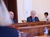 Спикер регионального парламента Сергей Дубовой и председатель профильного комитета областной Думы Борис Пищулин приняли участие в очередном заседании областного правительства