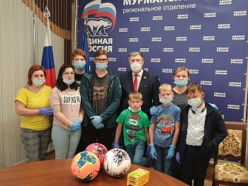 Координатор партийного проекта "Локомотивы роста" Владимир Мищенко наградил победителей акции «Победа из моего окна» 