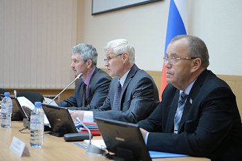 На заседание комитета областной Думы по бюджету, финансам и налогам под председательством Бориса Пищулина обсудили корректировки областного бюджета на 2018 год и на плановый период 2019 и 2020 годов 