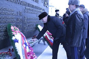 Спикер регионального парламента Сергей Дубовой возложил цветы к памятнику "Героям Североморцам – защитникам Советского Заполярья"