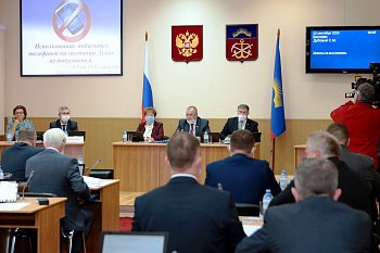 В областной Думе началось первое после парламентских каникул заседание