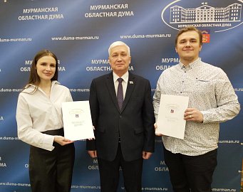 Уважаемые земляки, стало хорошей традицией в здании Мурманской областной Думы вручать награды нашим отличившимся землякам