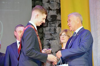 Василий Омельчук поздравил выпускников Полярных Зорь.